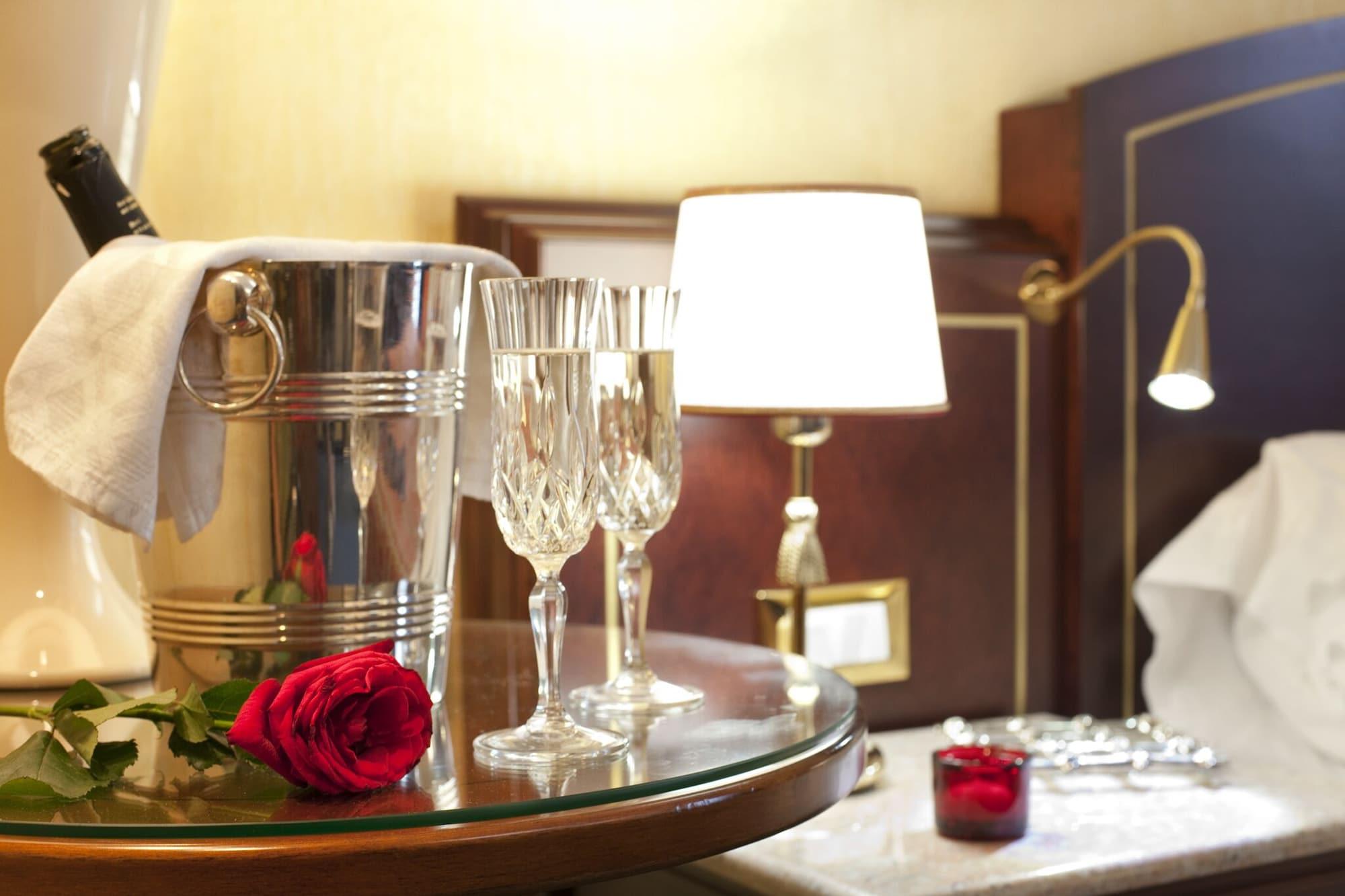 Mondial Hotel 4*